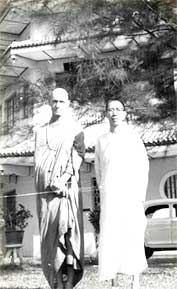 1957年6月竺公与美藉苏曼迦罗法师于槟城菩提中学殿前合照(图1)
