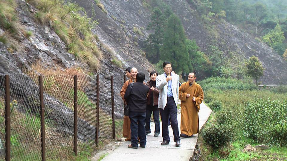 中国工笔画学会副会长谢振鸥先生与雁荡山旅游管理局党委书记吴云峰先生来我寺拜访了法大和尚(图10)