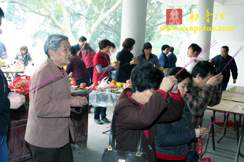 南普陀寺组织僧众于清明期间在功德楼恭诵《地藏经》七日(图7)