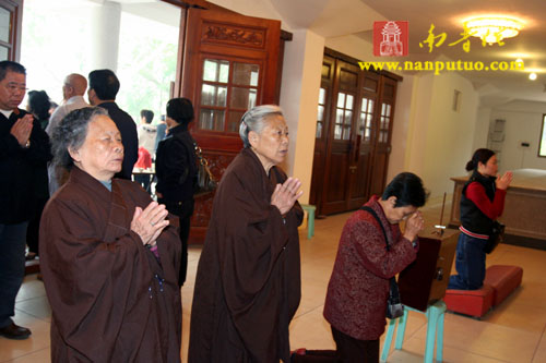 南普陀寺组织僧众于清明期间在功德楼恭诵《地藏经》七日(图5)