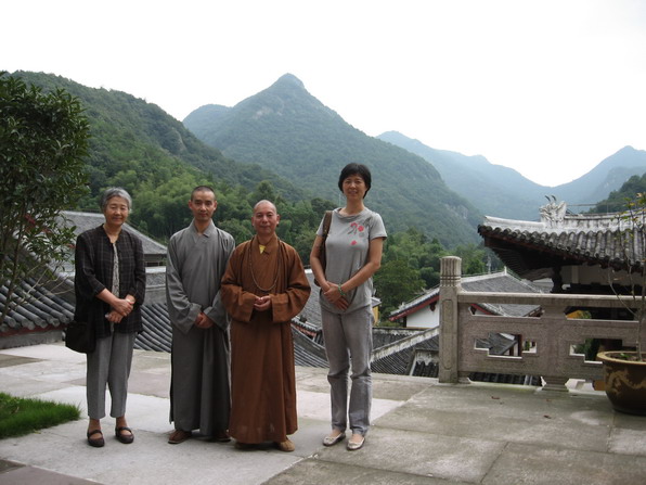 日本佛教信徒松本妙子居士在南普陀寺妙老塔前献花敬香、并到雁荡山能仁禅寺体验丛林生活(图10)