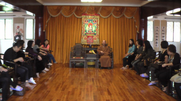 温州女子学院卓越女性高级研修班全体学员到能仁寺举行佛教传统教育体验活动(图1)