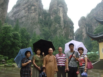 厦门陈建来先生等一行人来雁荡山能仁寺参访了法大和尚(图2)