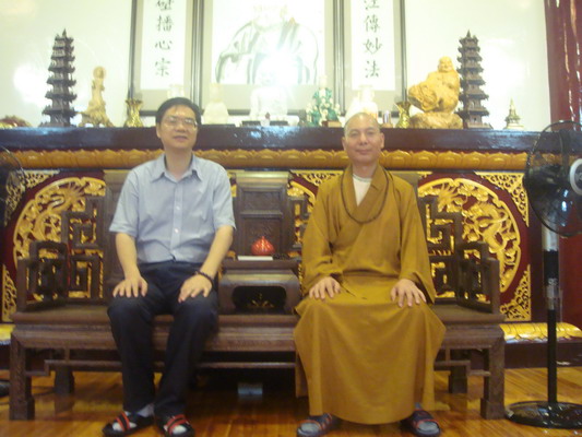 中国著名国画大师吴进良先生在乐清市委副市长吴云峰的陪同下拜访了法大和尚(图1)