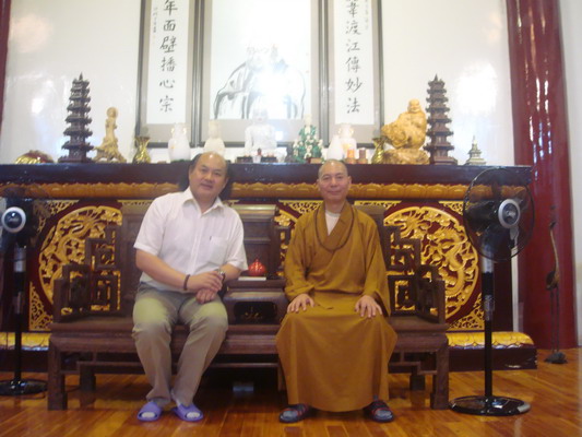 中国著名国画大师吴进良先生在乐清市委副市长吴云峰的陪同下拜访了法大和尚(图2)