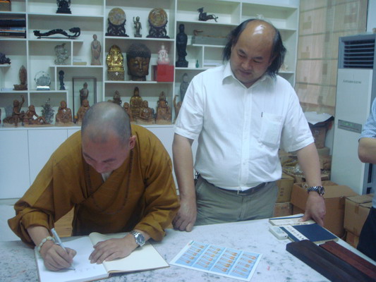 中国著名国画大师吴进良先生在乐清市委副市长吴云峰的陪同下拜访了法大和尚(图6)