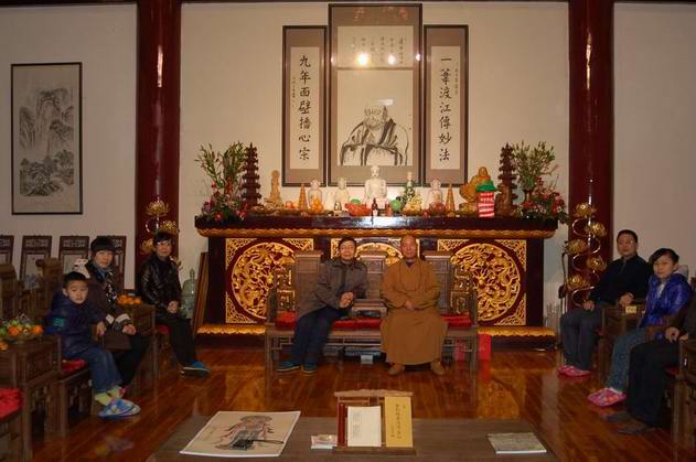 中国著名国画大师谢振瓯先生拜访了法大和尚(图2)