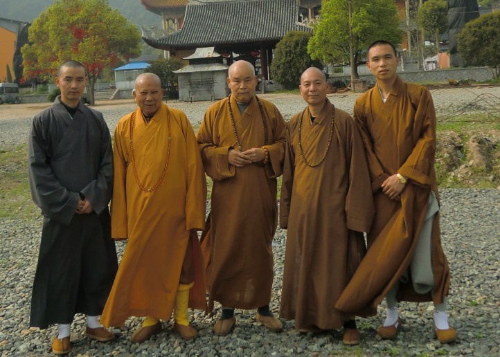 左一  能仁寺方丈衣钵 会恒法师      右一 广化寺当家 道祥法师