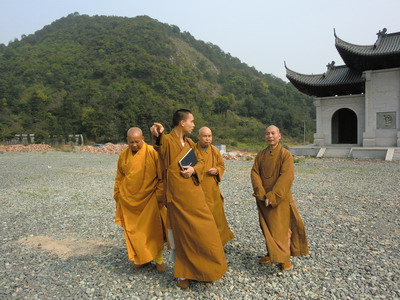 能仁寺方丈衣钵 会恒法师 右一 广化寺当家 道祥法师左一 广化寺