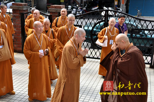 印顺导师舍利恭迎团抵台参访慧日讲堂和台湾中国佛教会(图5)