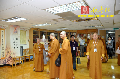 印顺导师舍利恭迎团抵台参访慧日讲堂和台湾中国佛教会(图8)