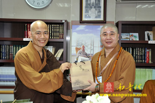 印顺导师舍利恭迎团抵台参访慧日讲堂和台湾中国佛教会(图12)
