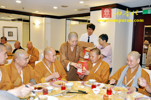 印顺导师舍利恭迎团抵台参访慧日讲堂和台湾中国佛教会(图29)