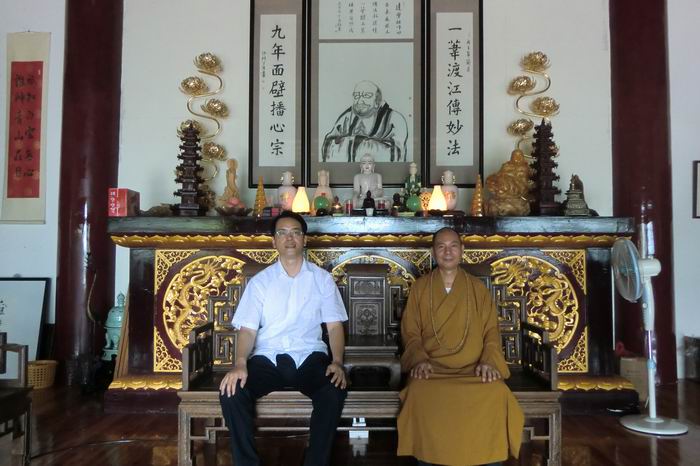 中国书法家协会会员、厦门市书法家协会副主席李诗斌先生拜访了法大和尚(图1)