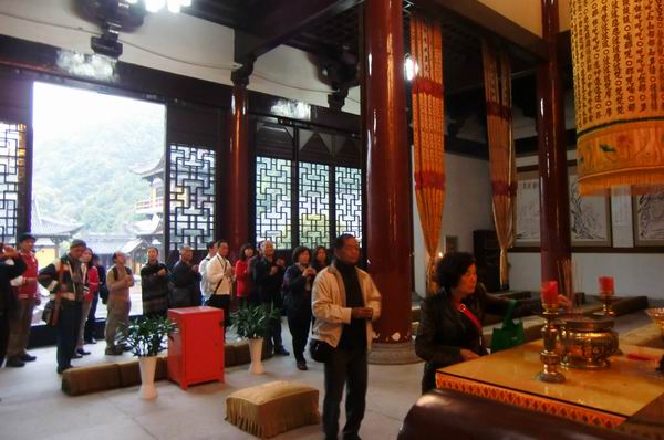 台湾省台中市陈松和等众居士拜访了法大和尚(图1)