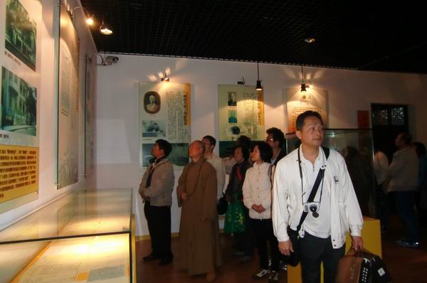 台湾省台中市陈松和等众居士拜访了法大和尚(图4)