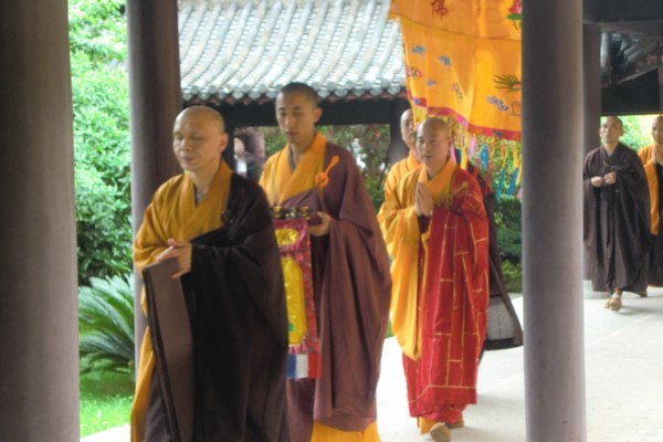 雁荡山能仁禅寺隆重举行浴佛节法会纪念释迦牟尼佛圣诞日(图1)