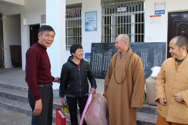 雁荡山能仁寺方丈了法大和尚到能仁村社区服务中心慰问周边困难户(图9)