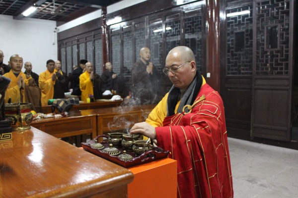 了法大和尚带领雁荡山能仁寺僧众举行除夕诵戒法会