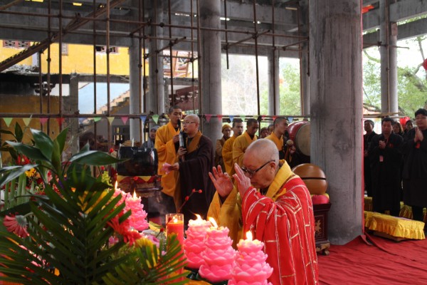 雁荡山能仁寺方丈了法大和尚为沐箫古寺大雄宝殿上梁法会主法(图4)