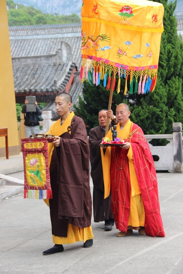 雁荡山能仁寺恭逢释迦牟尼佛诞辰日举行浴佛法会(图2)