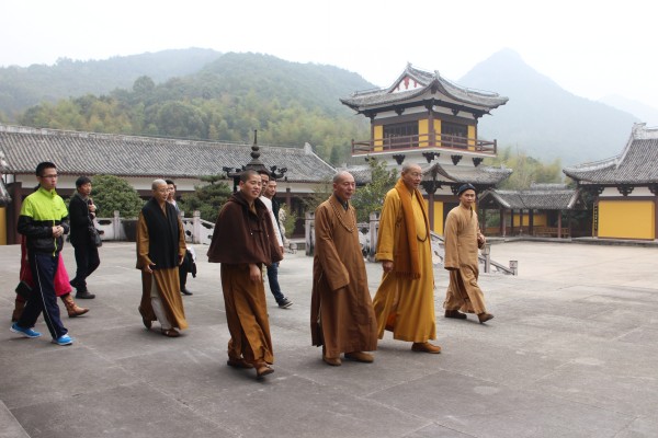 台湾慈法禅寺普贤讲堂住持、中华国际供佛斋僧功德会大会主席净耀大和尚一行访问雁荡山能仁寺(图1)