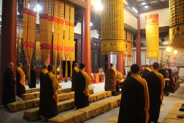 雁荡山能仁寺全体僧众举行了一年一度的扫塔上供祭祖法会(图1)
