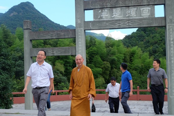 乐清市李立飞副市长一行来雁荡山能仁寺考察调研(图1)