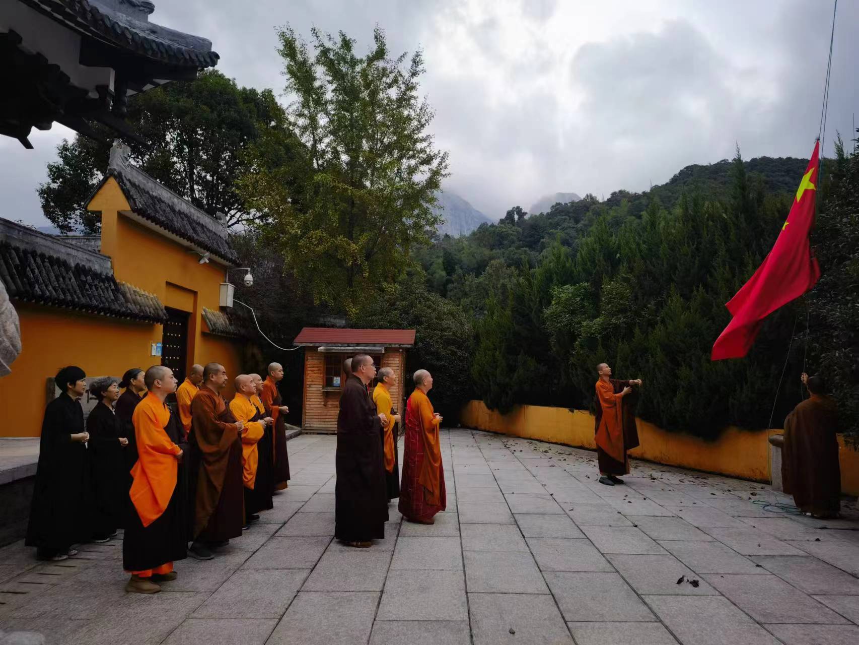 温州雁荡山能仁寺举行升国旗仪式，庆祝共和国74周年华诞(图4)